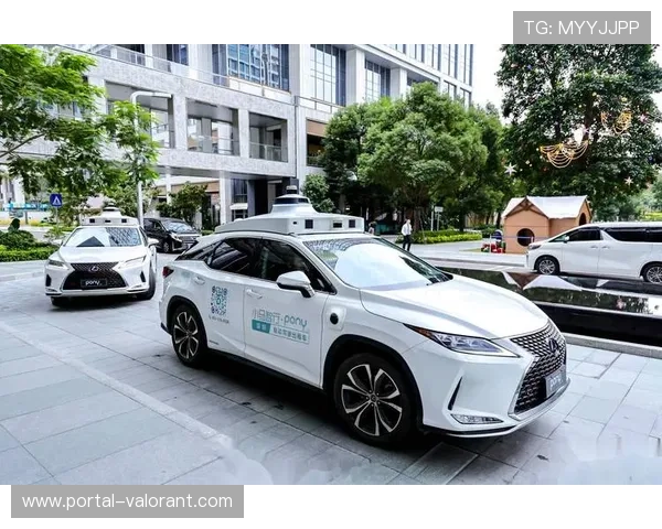 杭州马拉松机器兔配速员与无人驾驶车队，展示体育与科技融合新场景